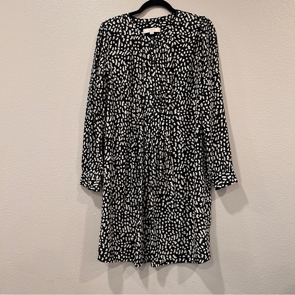 LOFT Black White Abstract Polka Dot Pleat Front Shift Dress Long Sleeve Womens M